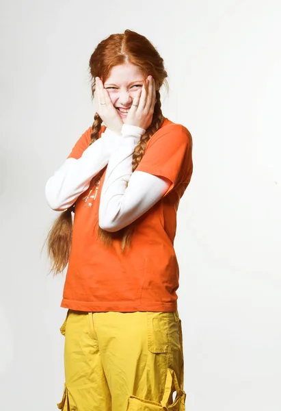 Uzun örgüler ile güzel kızıl saçlı kız — Stok fotoğraf