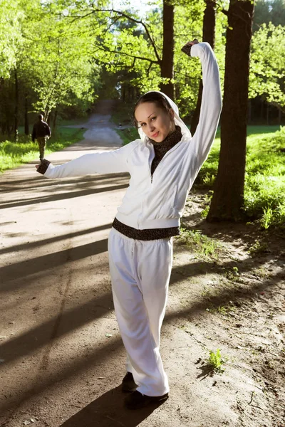 Sportieve meisje ontspannen op het park — Stockfoto