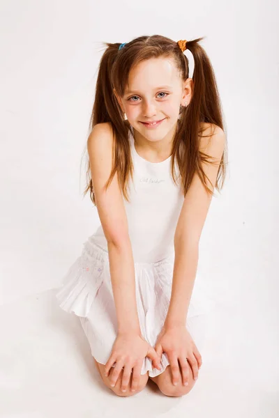Dziewczynka w białej sukience — Zdjęcie stockowe