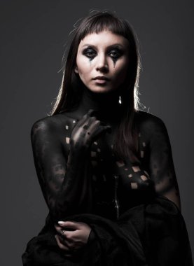 karanlık visage kadınla