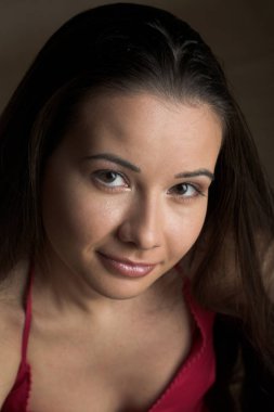 güzel esmer kız güzel dudaklar ve saç.