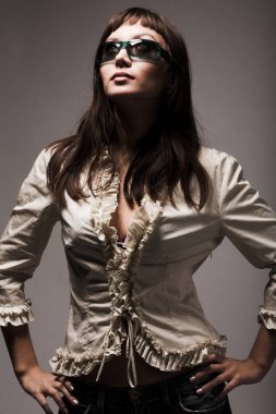 Gözlüklü ile moda modeli