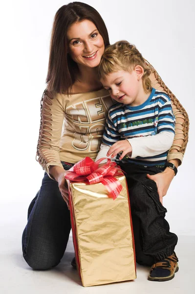 Mujer y niño revisando regalos de Navidad — Foto de Stock