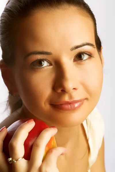 Mujer sonriente bastante joven con manzana roja . — Foto de Stock