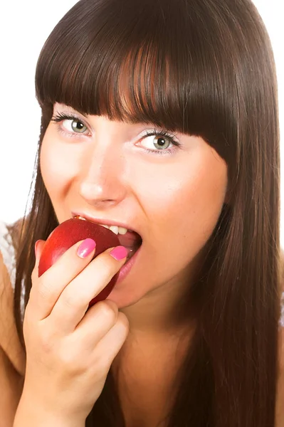 Beautiful young woman eating a peach. — Stock Photo, Image