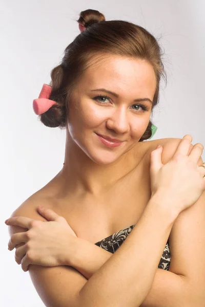 Menina bonita com encrespadores de cabelo — Fotografia de Stock