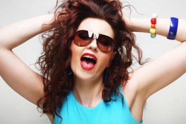 kıvırcık kadın güneş gözlüğü takıyor