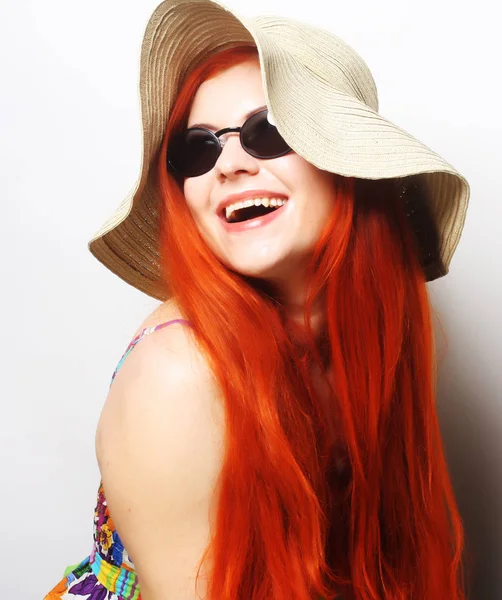 Mujer de moda con gafas de sol y sombrero . — Foto de Stock