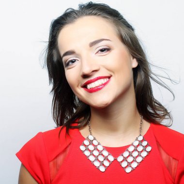 Kadın kocaman mutlu gülümseme ile