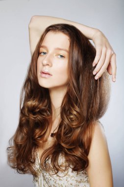 uzun kıvırcık saçlı genç kadın