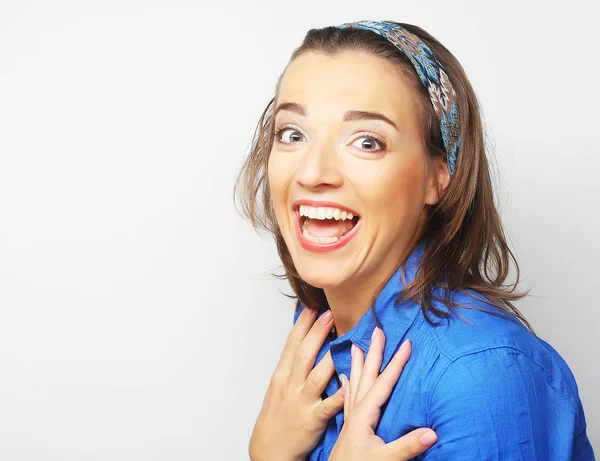 Mooi jong verrast vrouw. — Stockfoto