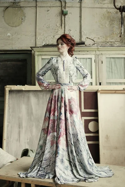 Elegant kvinna i romantisk klänning. — Stockfoto