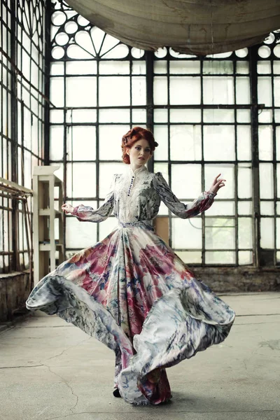 Елегантна жінка з літаючим платтям в палацовій кімнаті — стокове фото