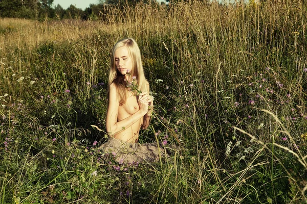 Elbiselerini ile sahada güzel kadın