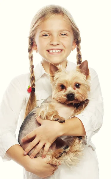 Retrato de una adorable joven sonriendo sosteniendo un lindo cachorro —  Fotos de Stock