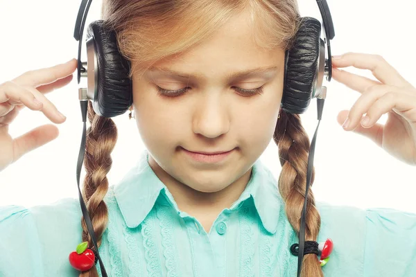 Schöne glückliche kleine Mädchen mit Kopfhörern — Stockfoto