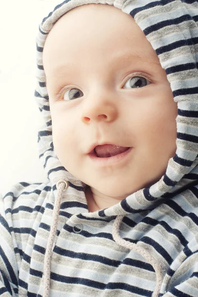 Niño sonriente con ojos azules — Foto de Stock