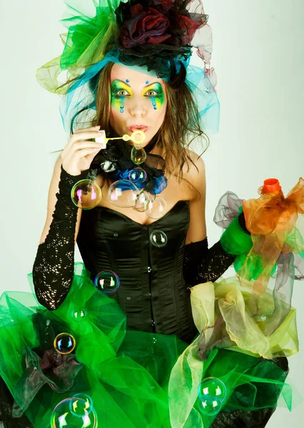創造的な化粧石鹸泡を吹くとファッションモデル — ストック写真