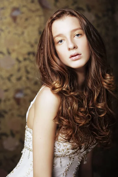 Молодая женщина с длинными вьющимися волосами — стоковое фото