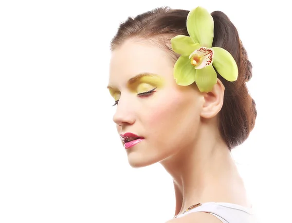 Bella ragazza elegante con fiore di orchidea nei capelli . — Foto Stock