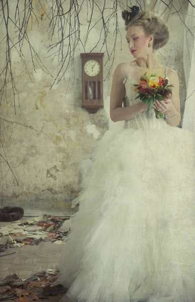 Romântico jovem noiva no interior do vintage — Fotografia de Stock