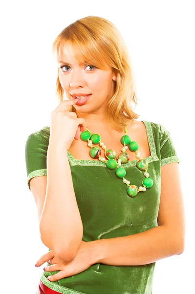 Νεαρή ξανθιά γυναίκα που φοράει το πράσινο φόρεμα — Φωτογραφία Αρχείου