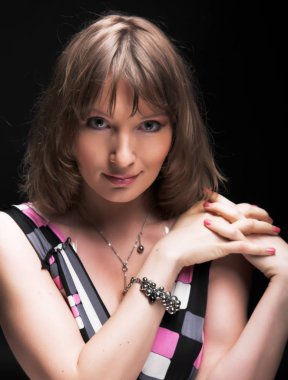 siyah arka plan üzerine genç kadın