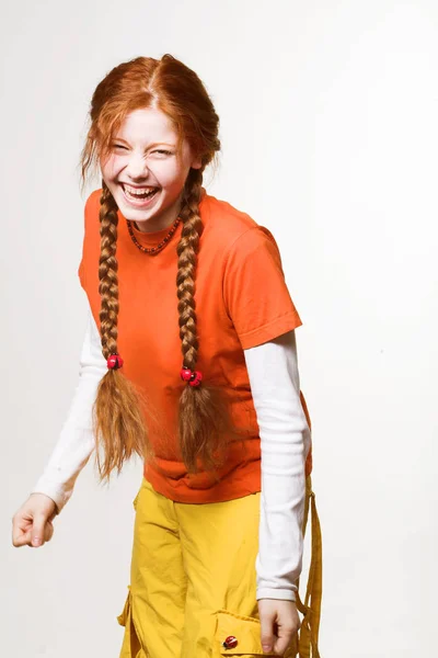 Gyönyörű vörös hajú lány, hosszú zsinórra — Stock Fotó