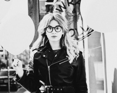 yaşam tarzı, moda ve insanlar kavramı: kız, siyah bir