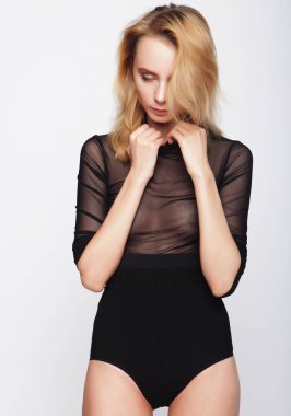 Beyaz arka planda genç ve güzel bir kızı test ediyoruz.