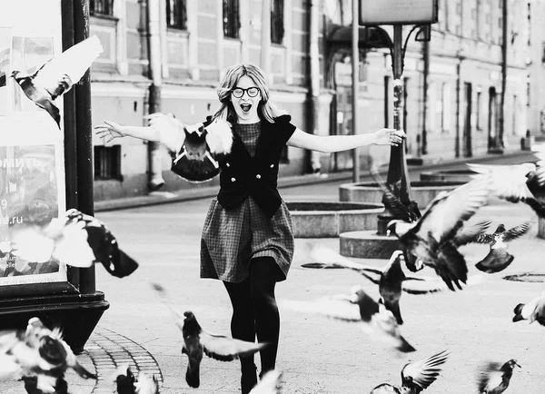 Girl and pigeons, lifestyle and fashion — Stock Photo, Image