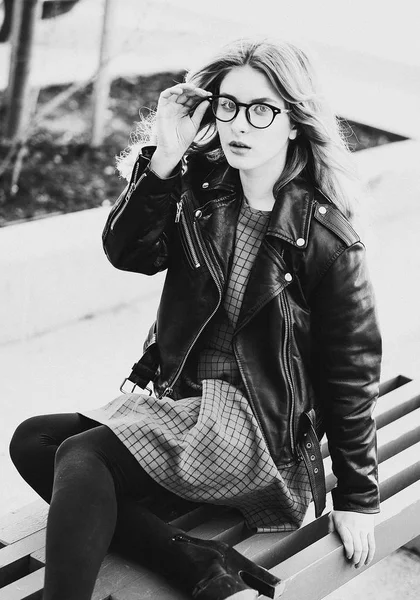 Blonde gir sits on a bench, summer city, black and white picture — Stock Photo, Image