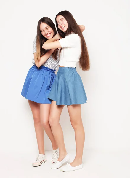 Ganzkörperporträt von zwei glücklichen Mädchen auf weißem Hintergrund — Stockfoto