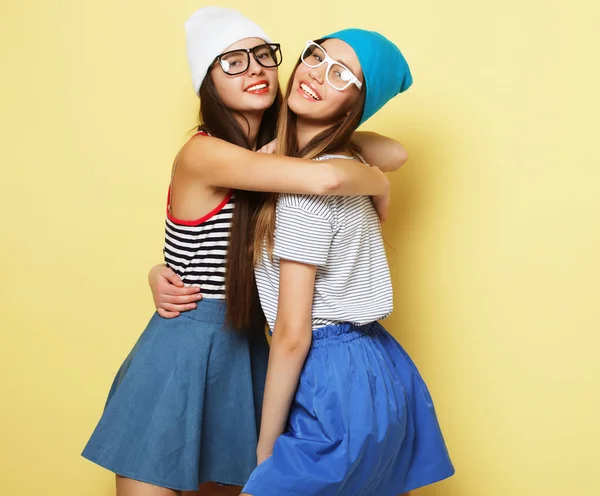 Estilo de vida e conceito de pessoas: Duas amigas de pé juntas — Fotografia de Stock