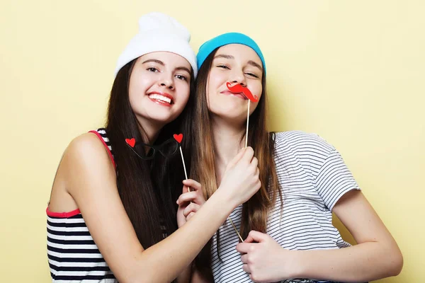 Estilo de vida e conceito de pessoas: meninas elegantes prontas para a festa — Fotografia de Stock