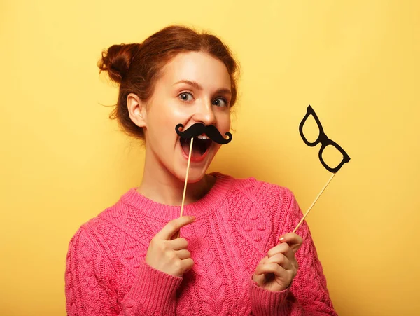 Estilo de vida y el concepto de la gente: Chica feliz con bigotes falsos — Foto de Stock