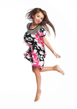 Kız beyaz arka planda zıplıyor