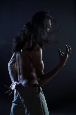 Sportif adam artistik poz