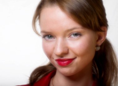 Kırmızı ruj olan güzel kadın