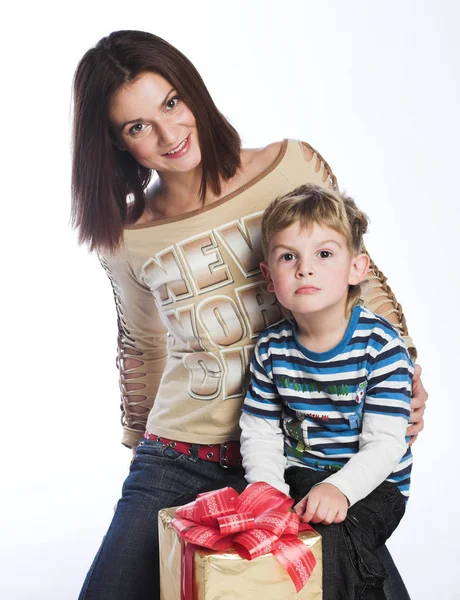 Kadın ve çocuk hediye kontrol — Stok fotoğraf