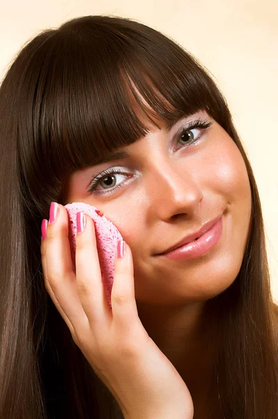 Lyckligt leende vackra kvinna tillämpa creme — Stockfoto