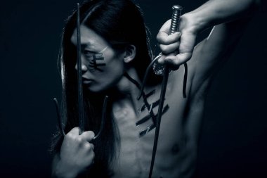 Asyalı çocuk silah ile