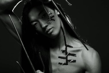 Asyalı çocuk silah ile