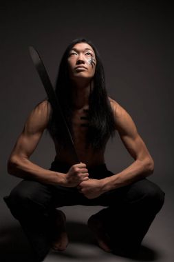 katana ile Asya adam