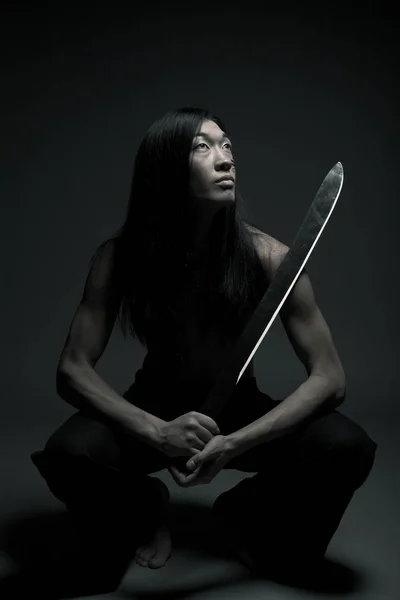 Asiatiska boy med katana — Stockfoto