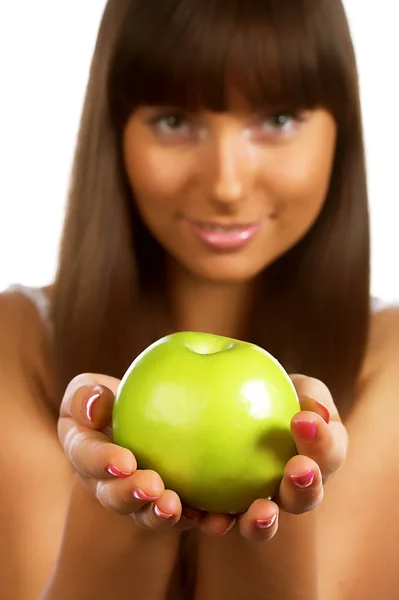 Mujer joven sosteniendo una manzana verde — Foto de Stock