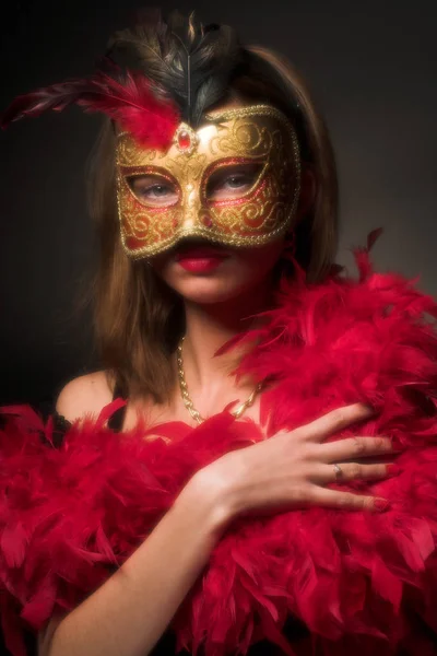 Jovem mulher usando máscara — Fotografia de Stock