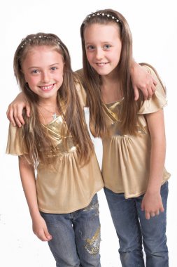 İki küçük kız birbirlerine sarılma