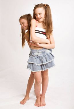 İki küçük sarışın kız