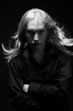 Uzun sarı saçlı genç adam